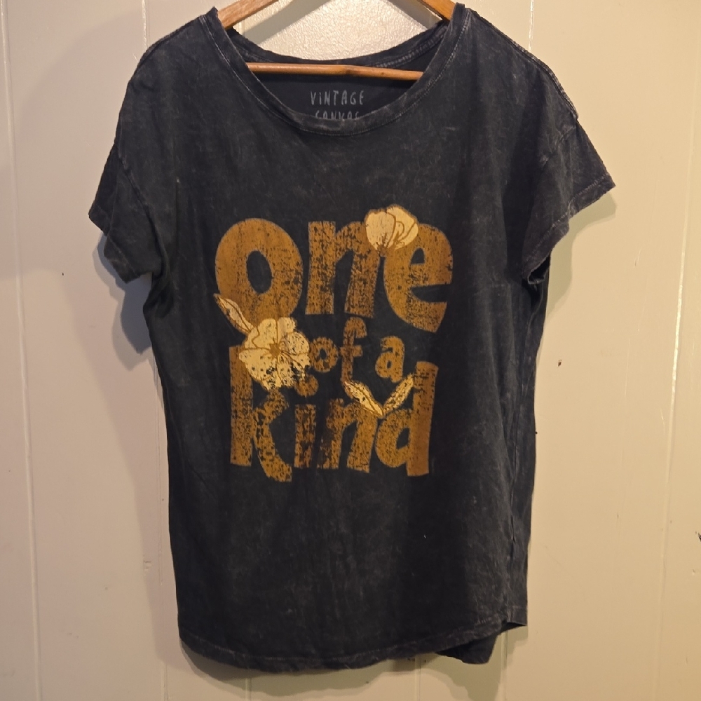 Unique Style Black and Gold Graphic Tee